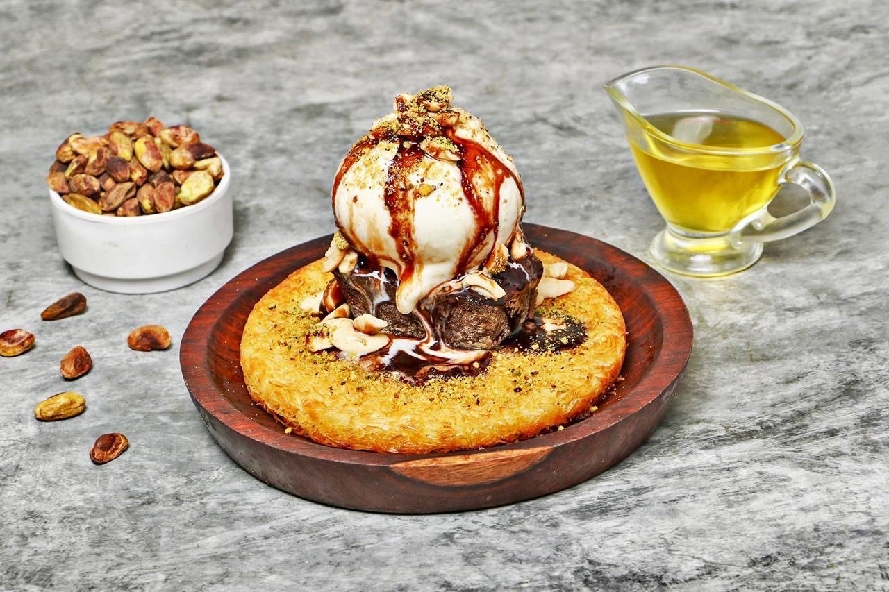 Classic Round Brownie & Icecream Kunafa