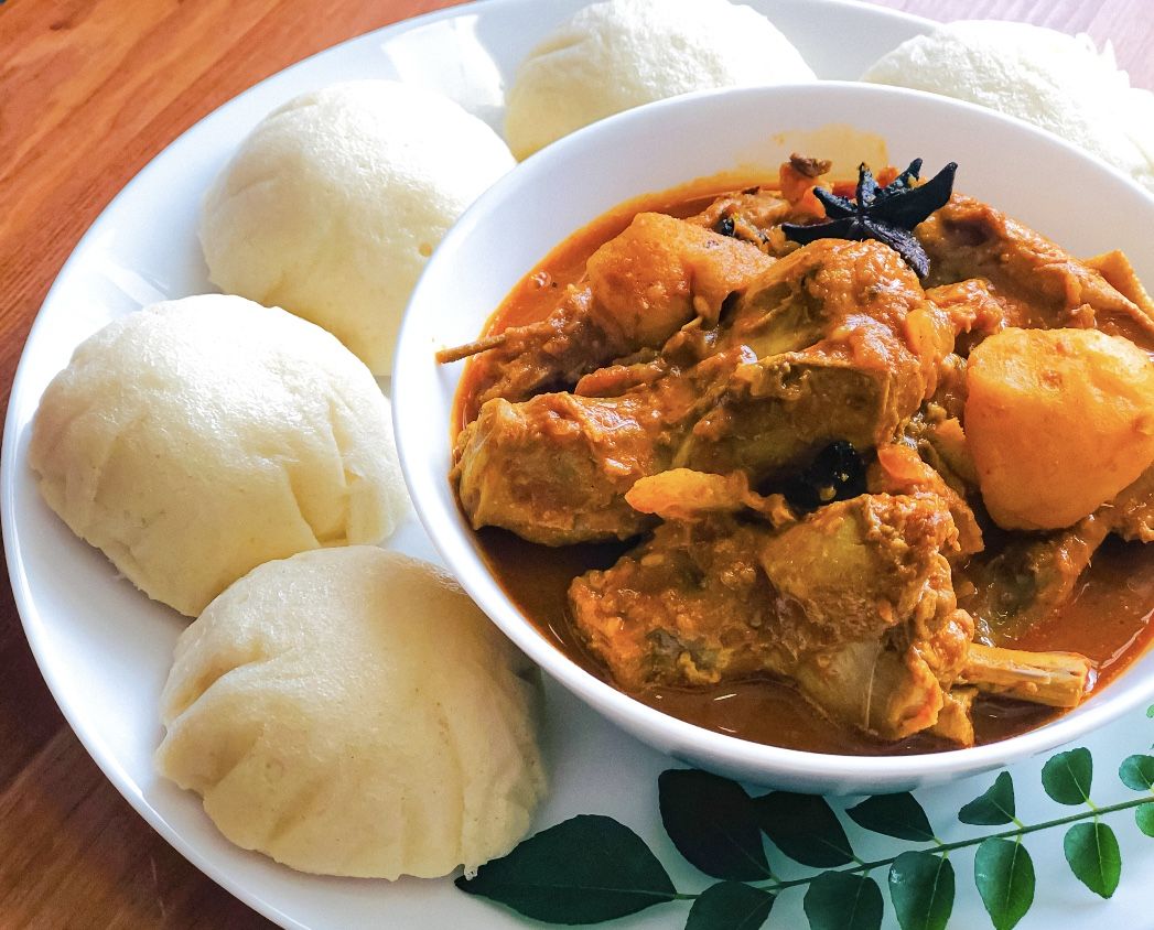4 Idly with Chicken Kulambu (250 ml chicken kulambu)