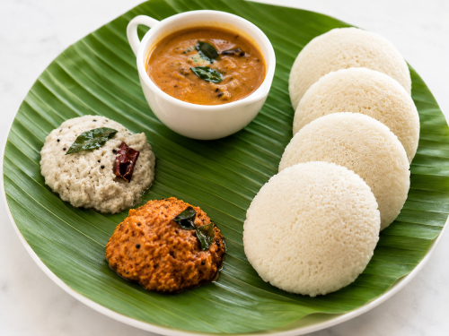Idly, 4 pcs raw onion Kara Chutney and Coconut Chutney