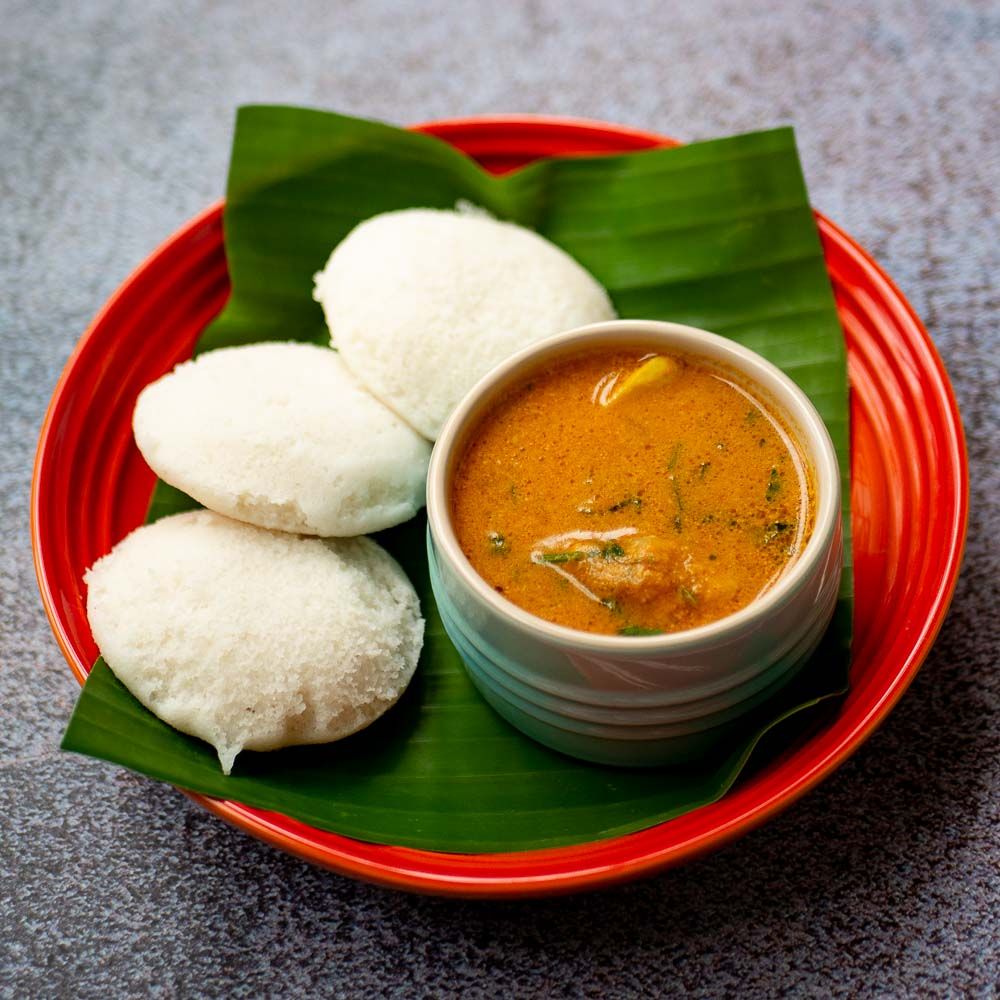 Idly 5 Pcs with Chicken Kuzhambu