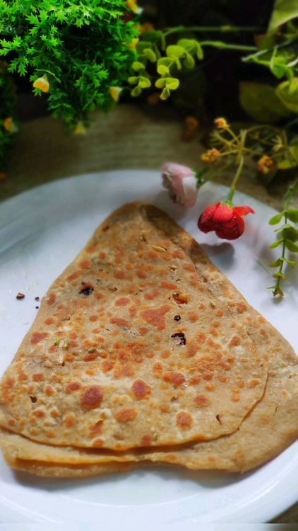 Shahi Paratha with Amul butter, Fresh curd, Sweet & Sour Chutney and Mint Chutney/ Garlic Chutney