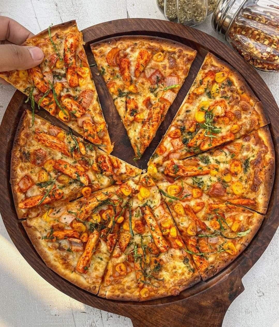 Fire Crackers
(onion + capcicum + babycorn + redpaprika +
jalapeno +spicy chicken + olives)